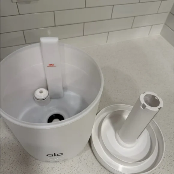 ALO Yoga White Ultrasonic Diffuser - Picture 3 of 3